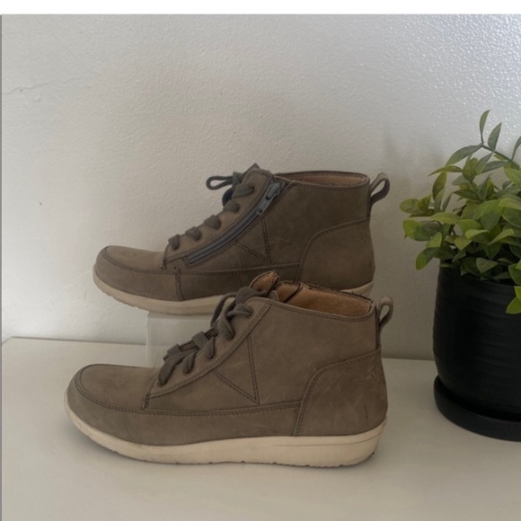 Vionic Zip-Up Comfort Sneakers Size 7 | Walking Shoes - Picture 1 of 7